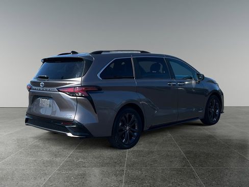 Used 2021 Toyota Sienna XSE w/ XSE Plus Package FWD image 7