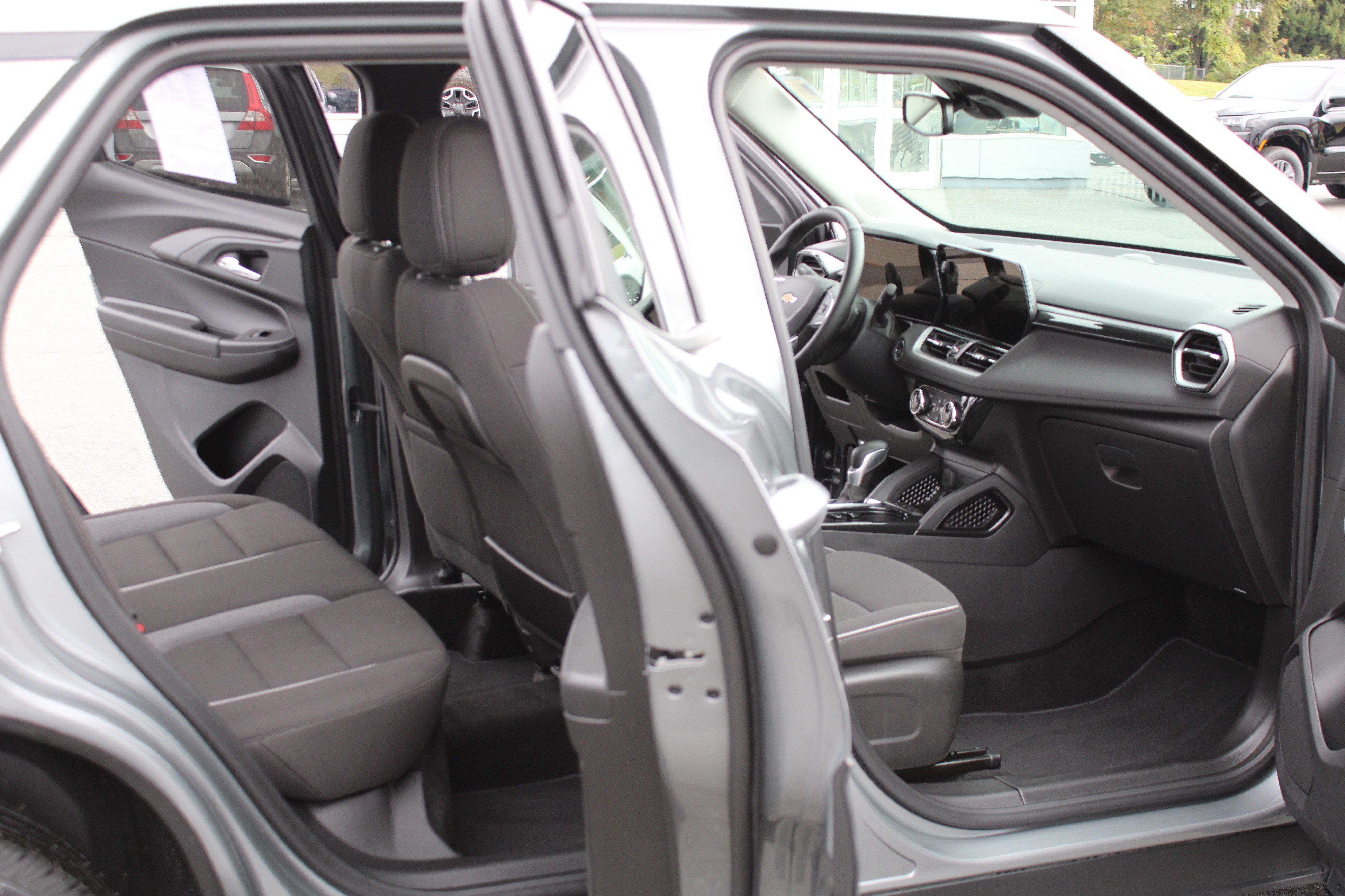 Used 2025 Chevrolet TrailBlazer LT w/ Convenience Package AWD/4WD image 20