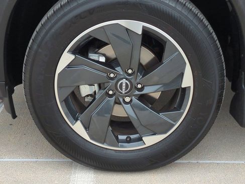 Certified 2025 Nissan Rogue SV image 26