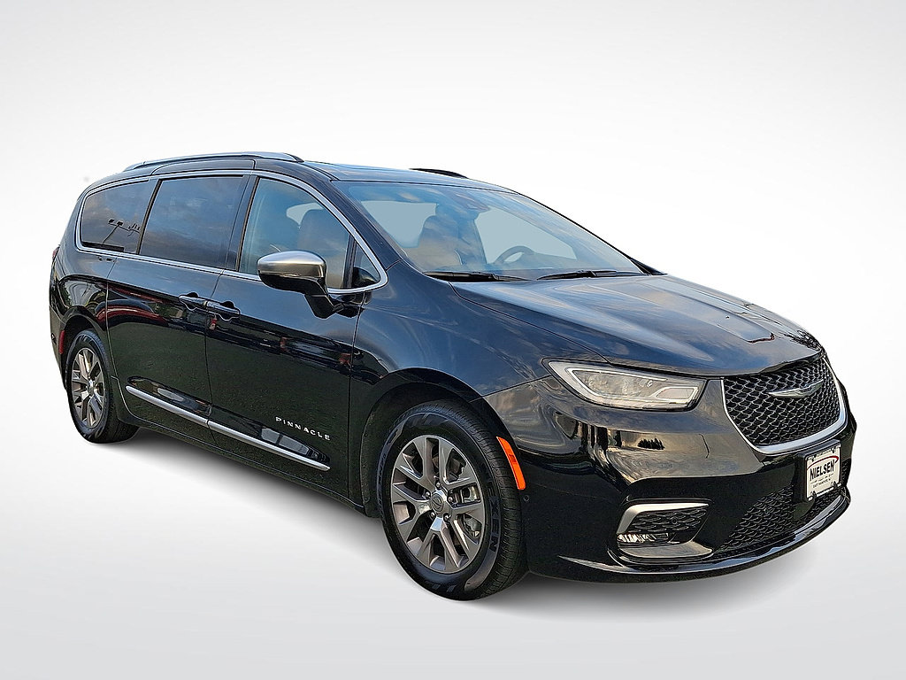 Used 2025 Chrysler Pacifica Pinnacle FWD image 1
