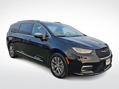 Used 2025 Chrysler Pacifica Pinnacle