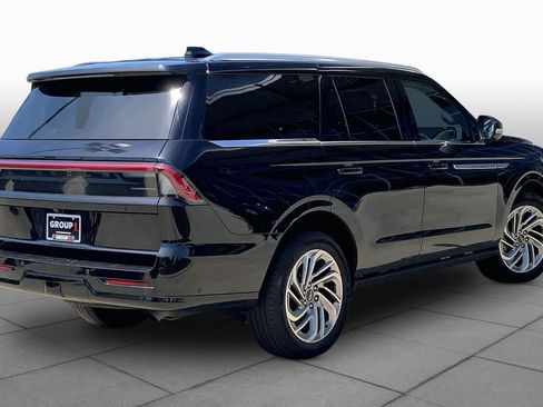 Used 2025 Lincoln Navigator Reserve AWD/4WD image 12
