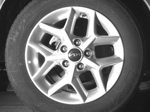 Used 2025 Kia Soul LX w/ LX Technology Package FWD image 17