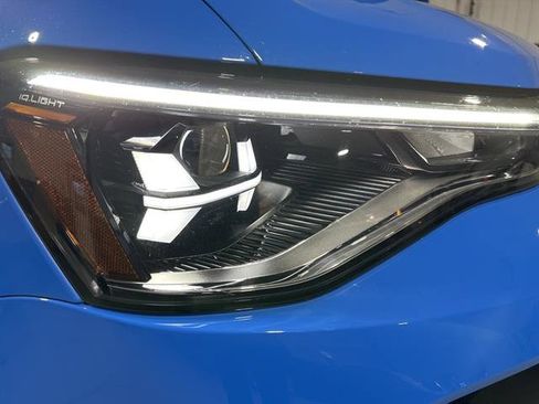 Certified 2025 Volkswagen Taos SE image 10