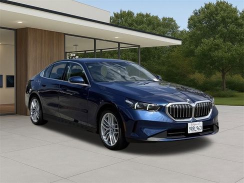 Used 2025 BMW 530i w/ Premium Package image 4