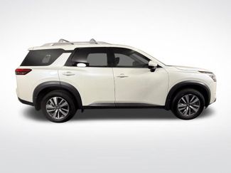 Used 2024 Nissan Pathfinder SL w/ Black Appearance Package FWD video 2