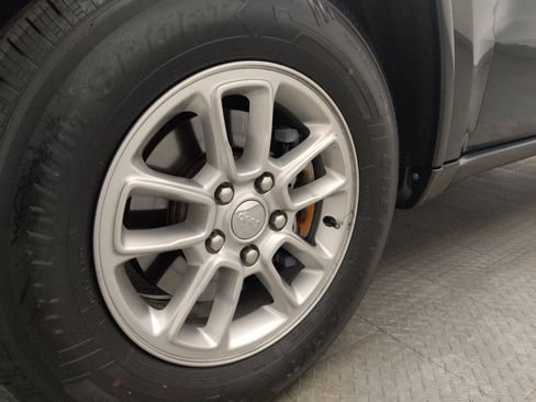 Used 2018 Jeep Grand Cherokee Laredo image 31