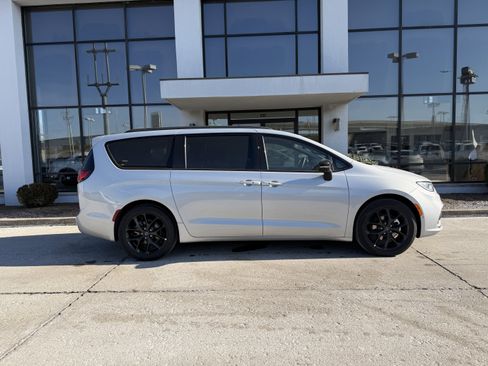 New 2026 Chrysler Pacifica Limited w/ S Appearance Package image 3