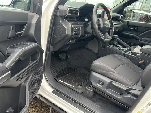 Certified 2025 Toyota Tacoma SR5 AWD/4WD image 15