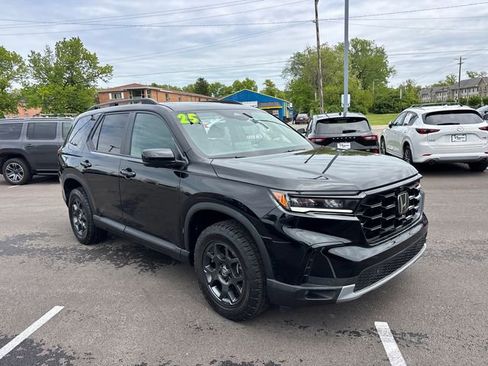 Used 2025 Honda Pilot TrailSport image 2