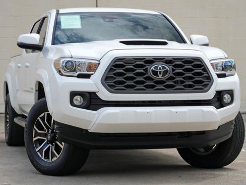 Used 2021 Toyota Tacoma TRD Sport w/ Technology Package RWD image 2