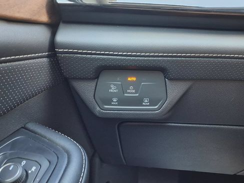 Used 2025 Volkswagen Atlas SE AWD/4WD image 16