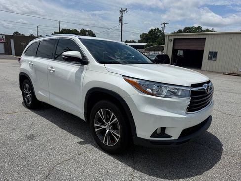 Used 2016 Toyota Highlander XLE FWD image 3