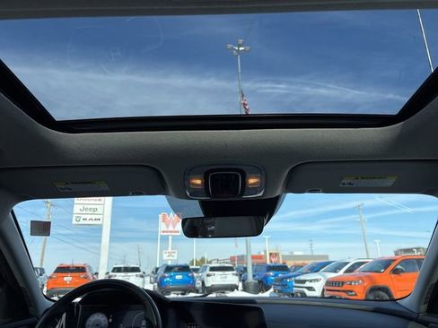 Used 2025 Hyundai Elantra Limited image 13