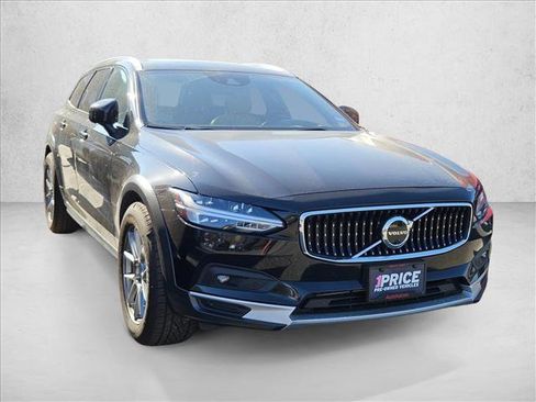 Used 2021 Volvo V90 T6 Cross Country image 3