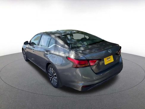 Used 2025 Nissan Altima 2.5 SV FWD image 11