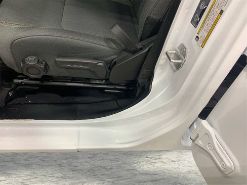 Used 2025 Jeep Wrangler Sport S image 18