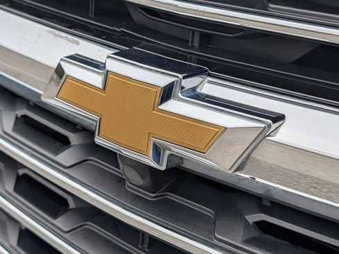 Used 2025 Chevrolet Traverse LT image 36