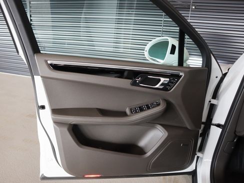 Used 2025 Porsche Macan image 24