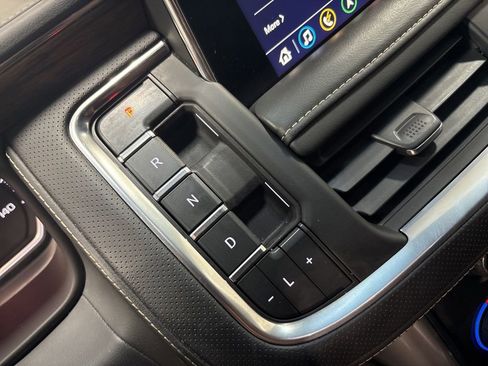 Used 2021 Chevrolet Suburban Premier image 17