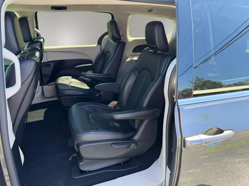 Used 2023 Chrysler Pacifica Touring-L w/ Uconnect Theater Family Group FWD image 3