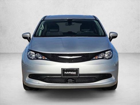 Used 2022 Chrysler Voyager LX image 2