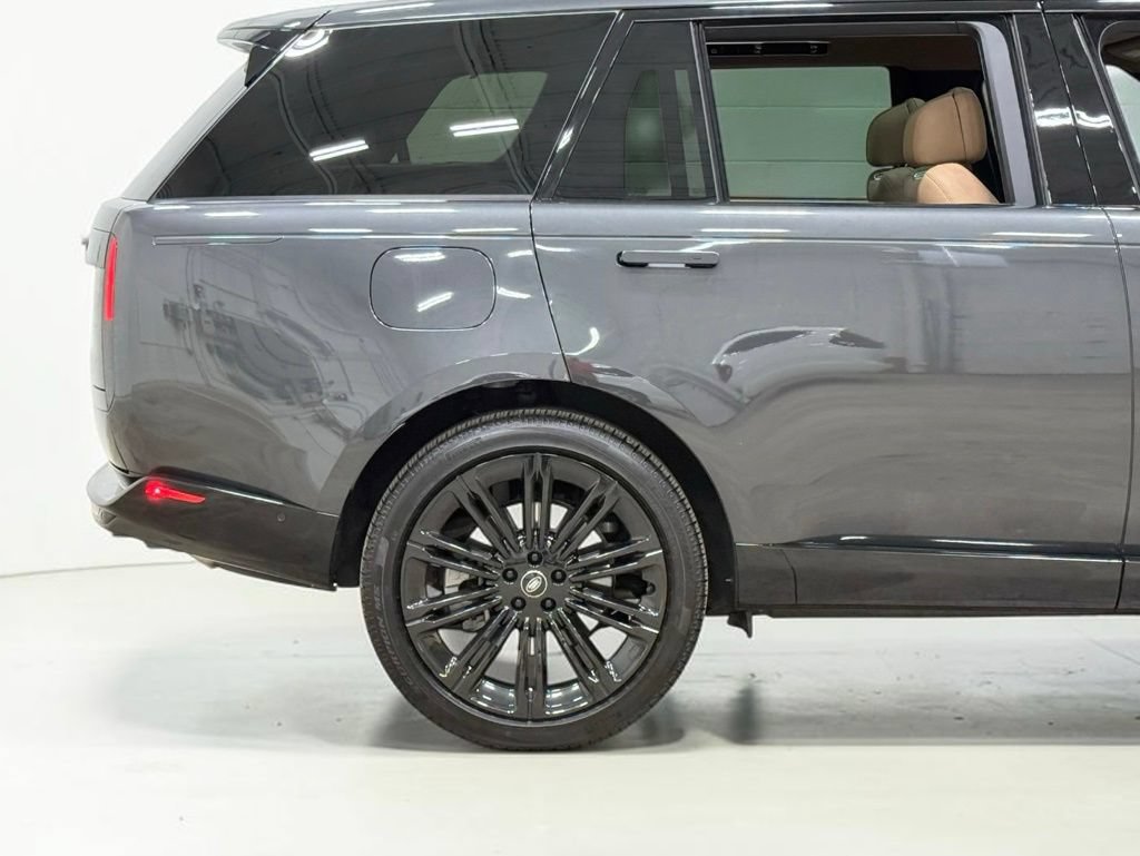 Used 2025 Land Rover Range Rover Long Wheelbase SE AWD/4WD image 13