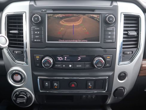 Used 2019 Nissan Titan SL image 16