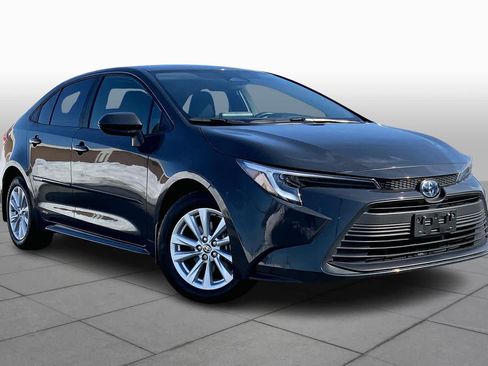 Used 2023 Toyota Corolla LE w/ LE Convenience Package image 3