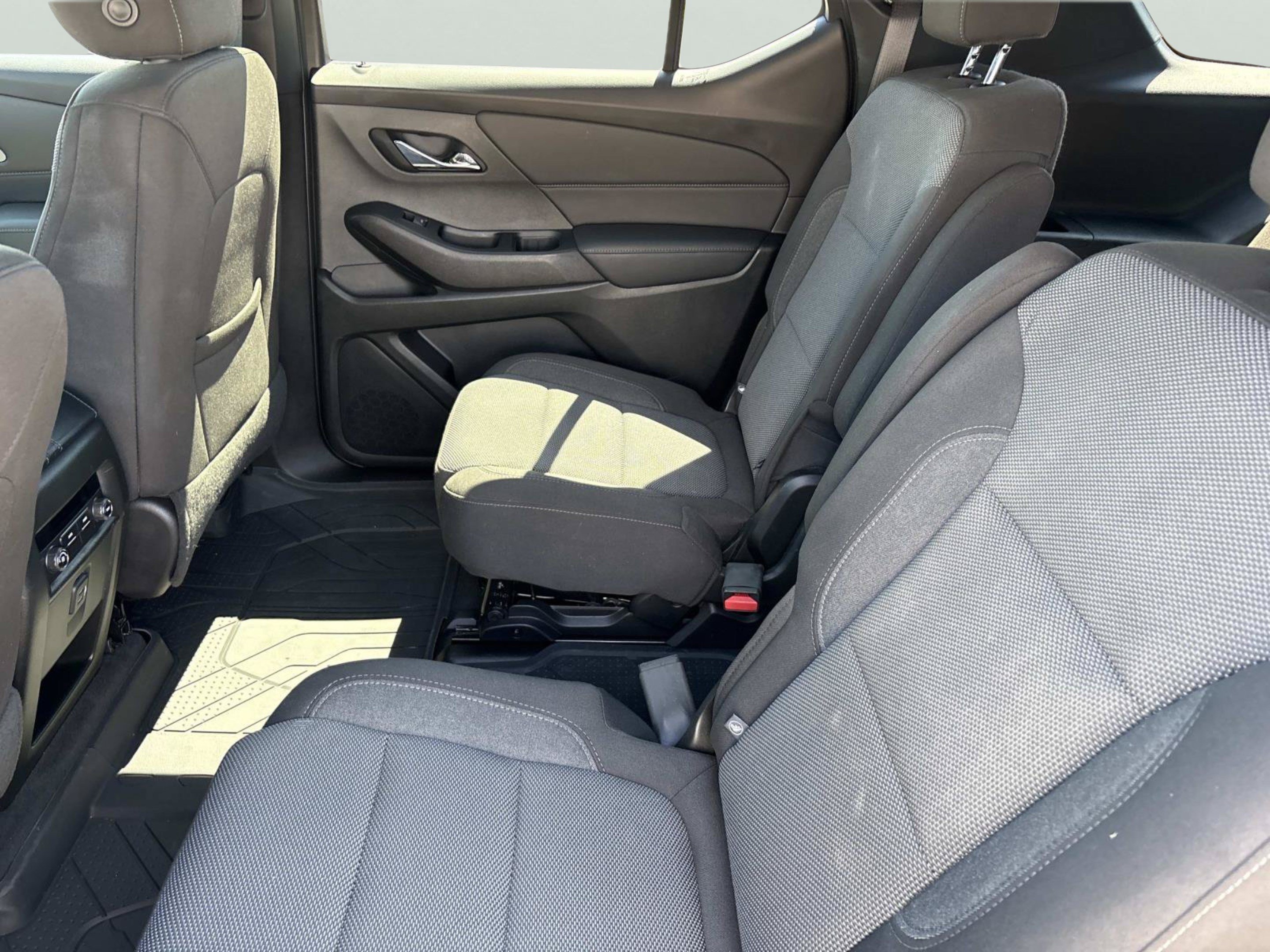 Used 2023 Chevrolet Traverse LT FWD image 15