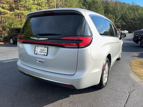 Used 2024 Chrysler Pacifica Touring-L image 5