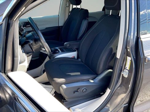 Used 2021 Chrysler Pacifica Touring w/ Cold Weather Group FWD image 23