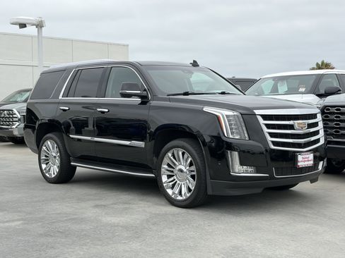 Used 2019 Cadillac Escalade Luxury AWD/4WD image 2