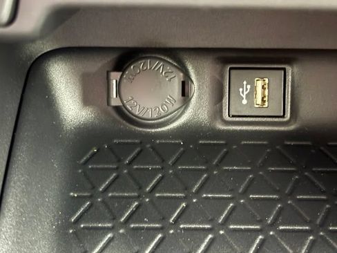 Used 2025 Toyota RAV4 XLE AWD/4WD image 29