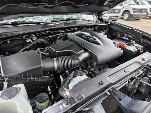 Used 2019 Toyota Tacoma SR5 AWD/4WD image 15