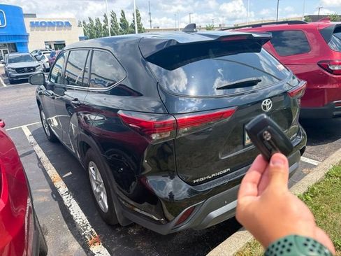 Used 2022 Toyota Highlander LE AWD/4WD image 4