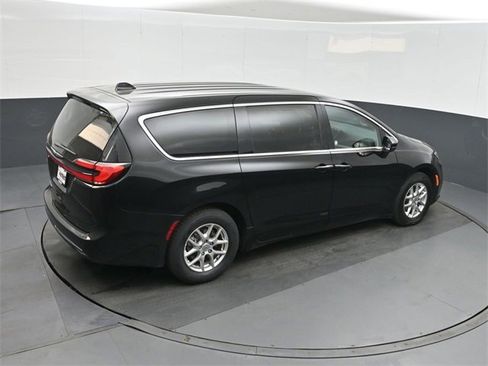 Used 2024 Chrysler Pacifica Touring-L image 30