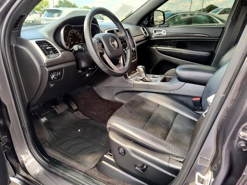 Used 2018 Jeep Grand Cherokee Altitude image 2