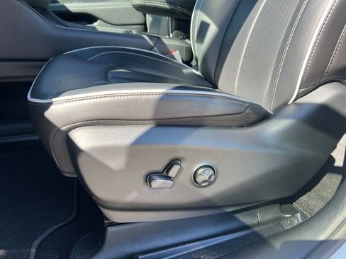 Used 2024 Chrysler Pacifica Limited w/ S Appearance Package image 14