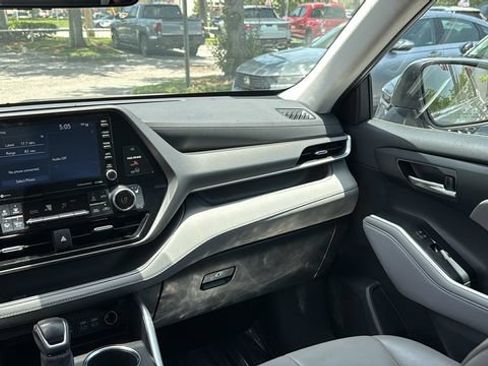 Used 2022 Toyota Highlander XLE FWD image 15