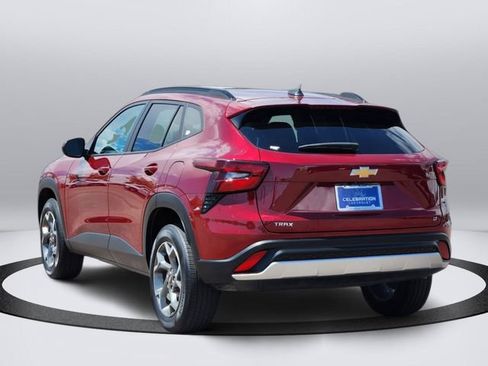 Used 2025 Chevrolet Trax LT FWD image 4