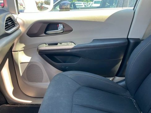 Used 2018 Chrysler Pacifica Touring Plus FWD image 4