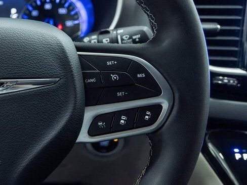 Used 2024 Chrysler Pacifica Touring-L image 15