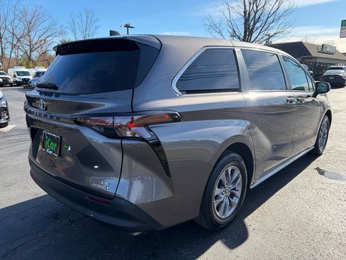 Used 2023 Toyota Sienna LE image 7