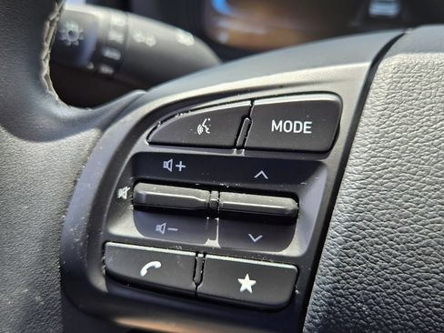 Certified 2025 Hyundai Venue Limited FWD image 25