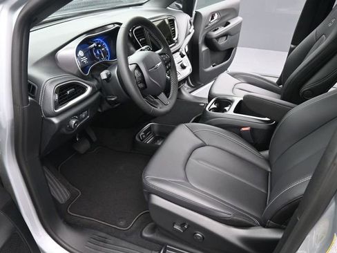 New 2026 Chrysler Pacifica Select image 9