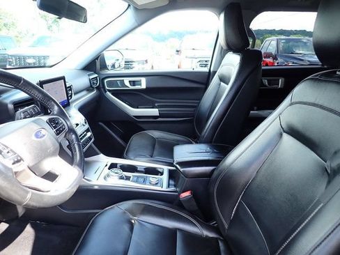 Used 2020 Ford Explorer XLT w/ Equipment Group 202A AWD/4WD image 17