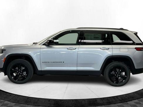 New 2025 Jeep Grand Cherokee Altitude AWD/4WD image 2