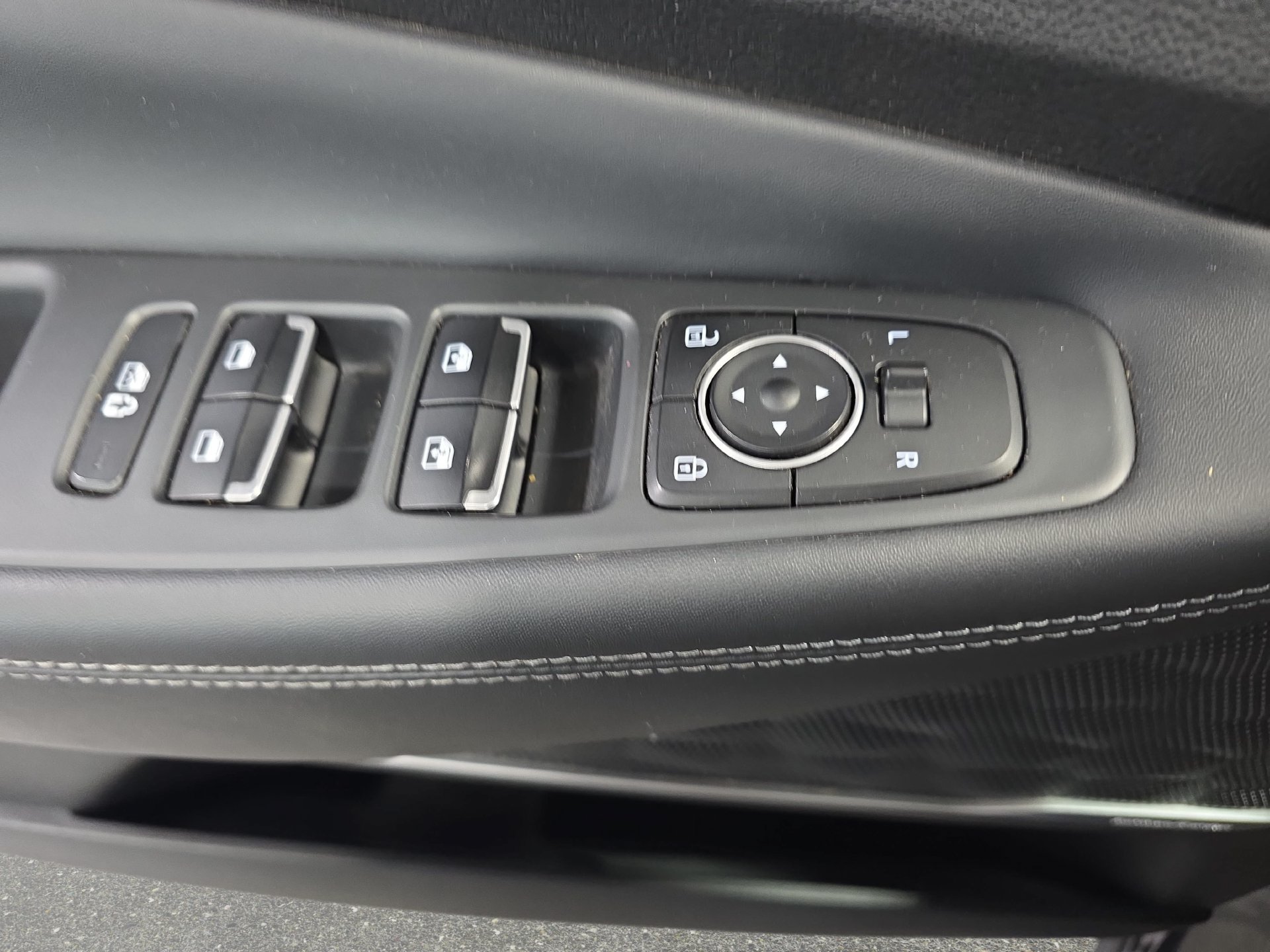 Used 2022 Hyundai Santa Fe SEL w/ Convenience + Premium Package FWD image 27
