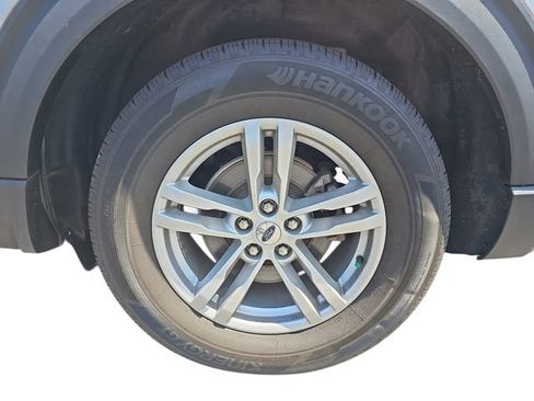 Used 2023 Ford Explorer XLT w/ Equipment Group 202A RWD image 9